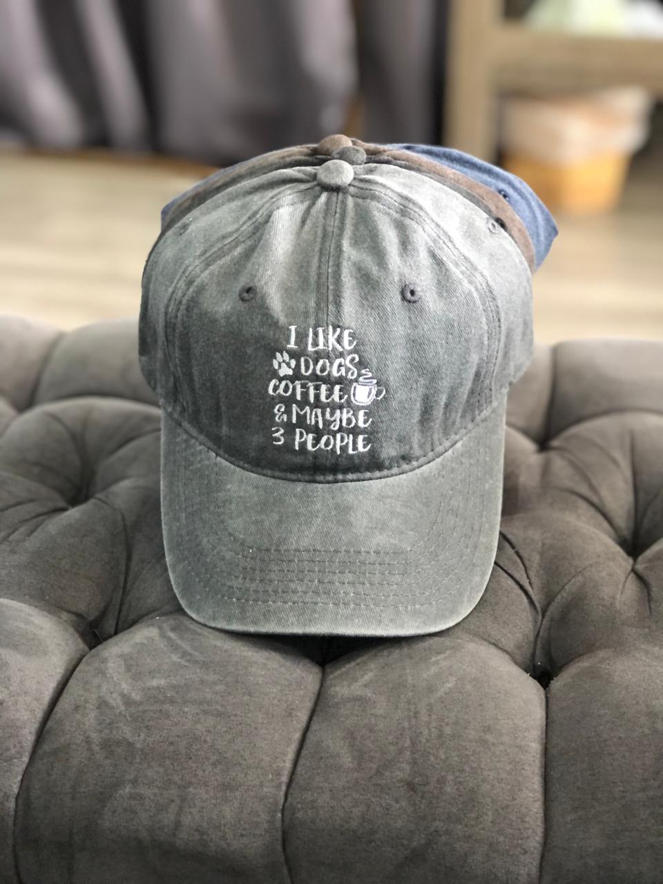 Gorra “I like dogs, coffee and like 3 people”