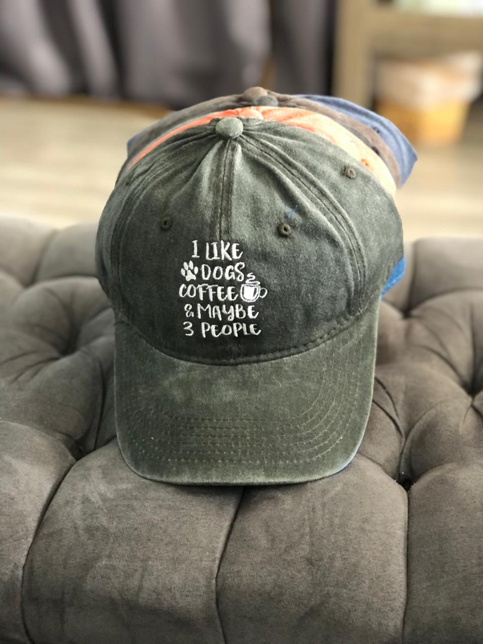 Gorra “I like dogs, coffee and like 3 people”