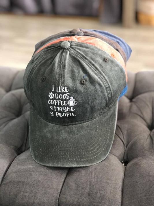 Gorra “I like dogs, coffee and like 3 people”