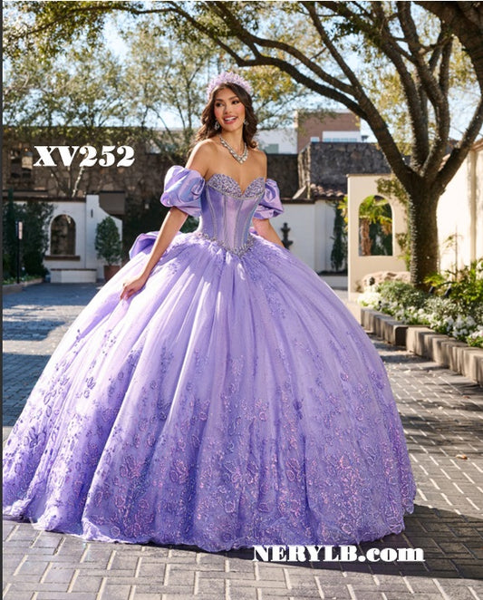 XV252 Quinceañera