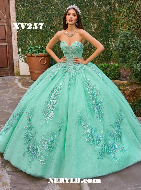 XV257 Quinceañera