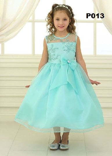 P013 Lace and tulle Flower Girl Dress / Vestido de Niña con aplicaciones de encaje