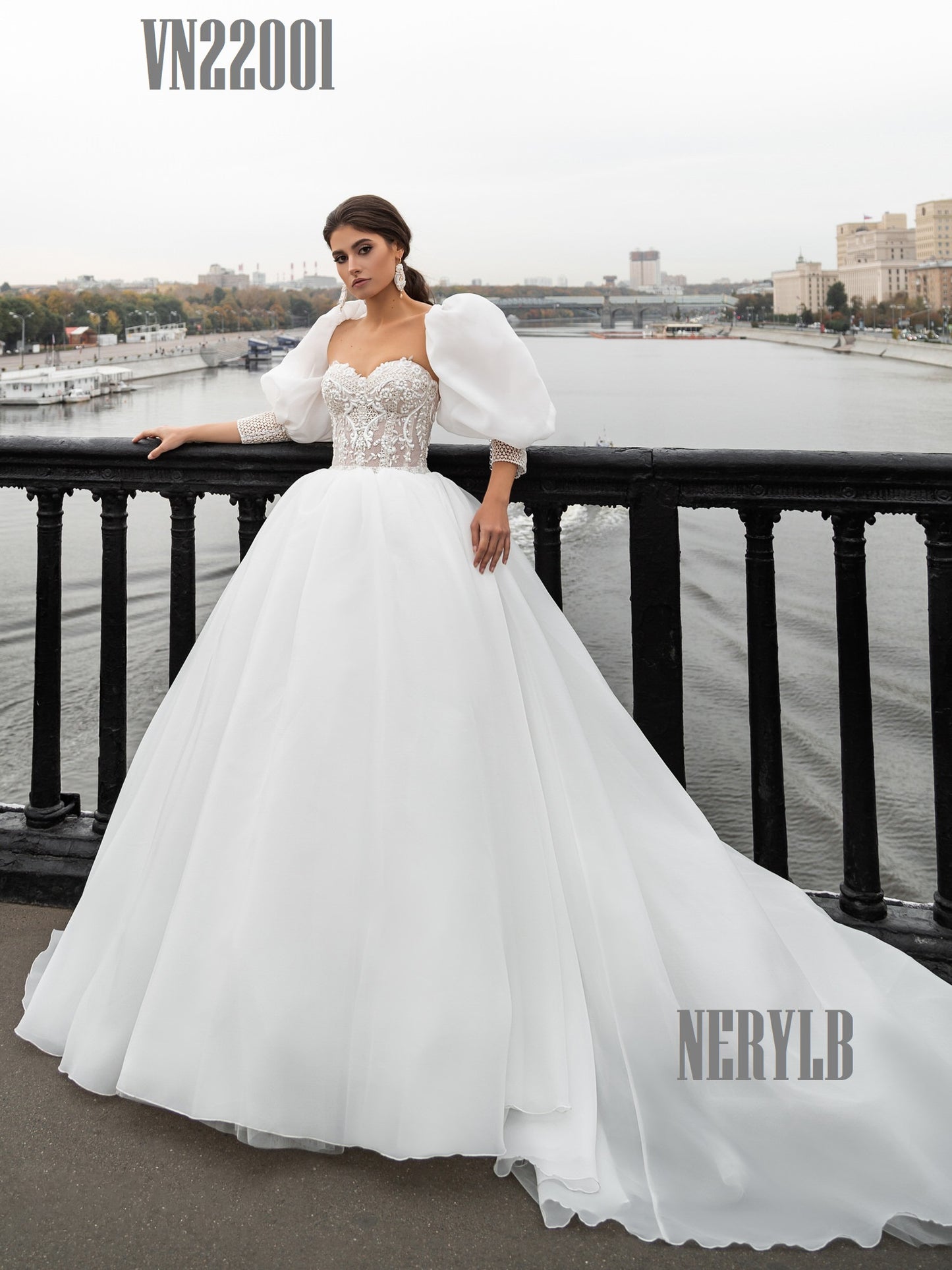 VN22001 Luxury dress with sleeves / Lujoso Vestido de Novia con mangas voluminosas