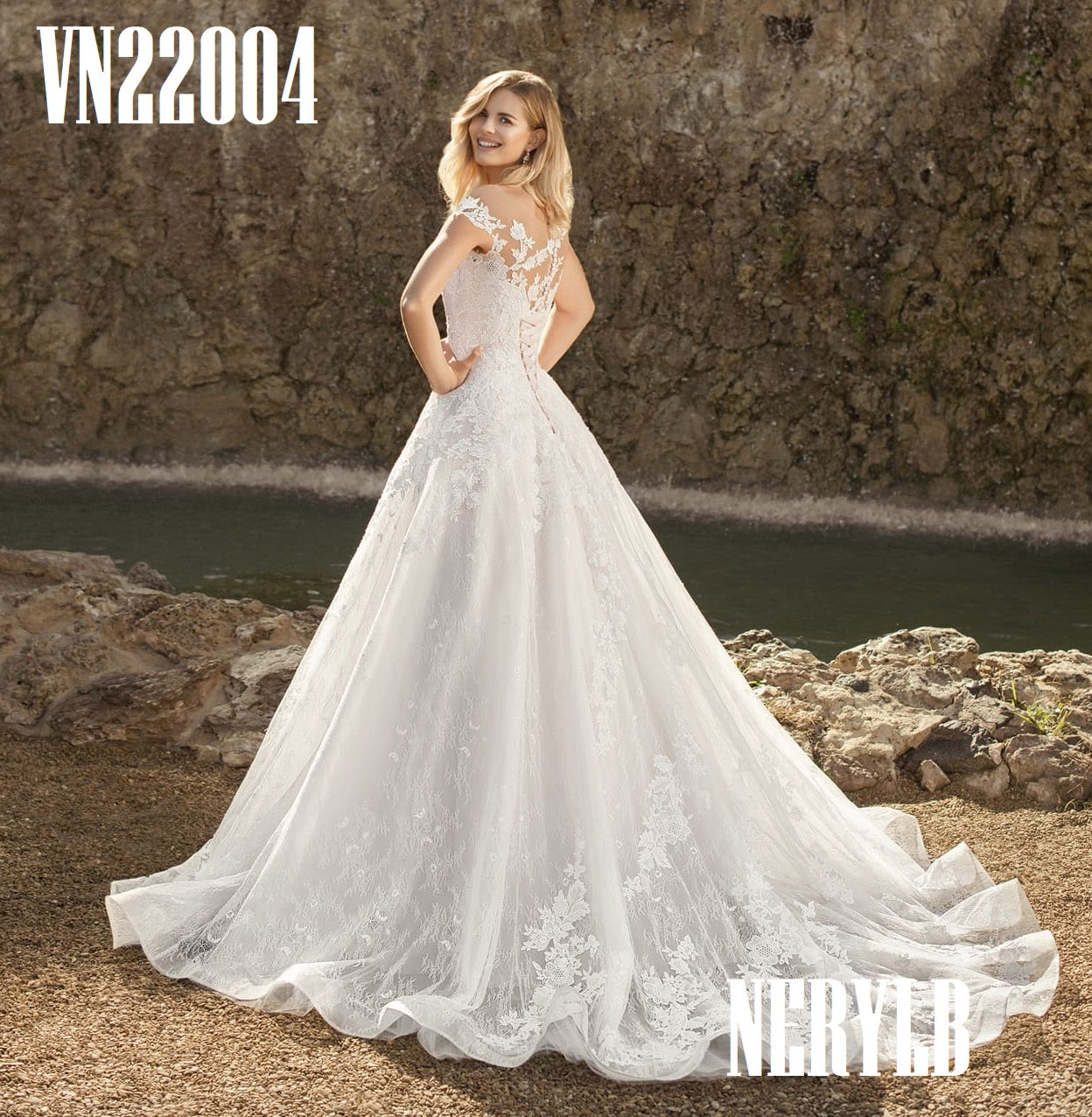 VN22004 Wedding dress with a feminine classic silhouette /Vestido de novia de silueta clásica femenina y encaje