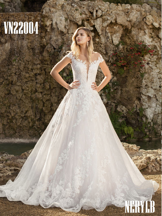 VN22004 Wedding dress with a feminine classic silhouette /Vestido de novia de silueta clásica femenina y encaje