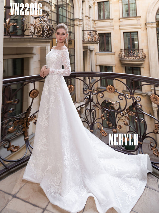 VN22016 Lace wedding dress / Vestido de novia de encaje con silueta entallada